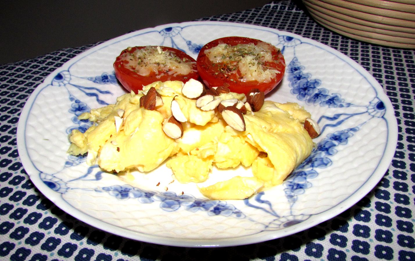 scrambled egg med stegte tomater