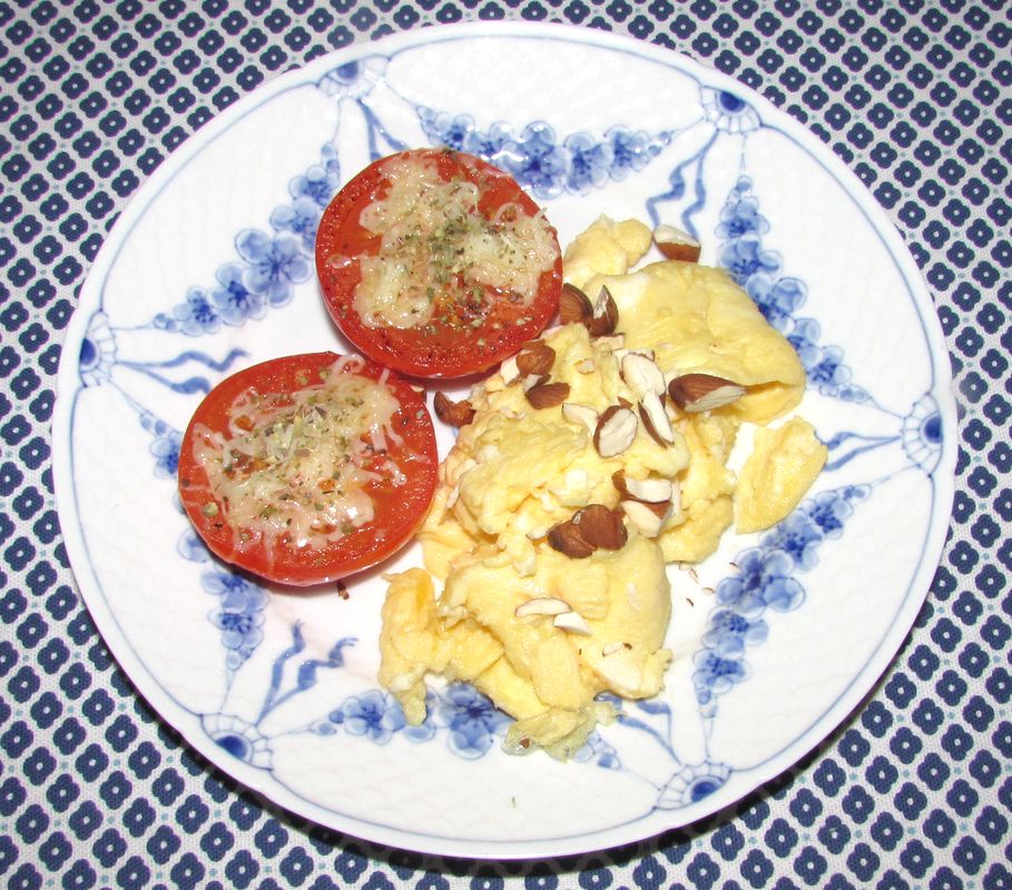 morgenæg med stegte tomater